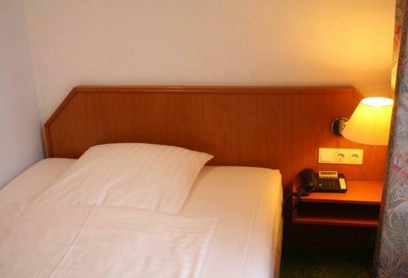 标准单人间, Alameda