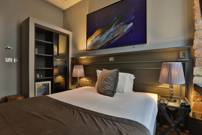 Номер Стандарт, Initial By Balladins La Rochesuryon