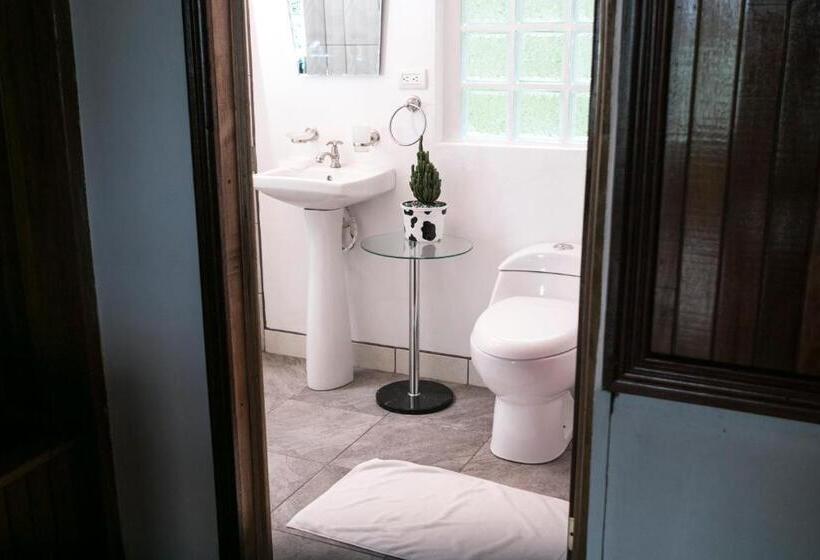 סוויטה, La Isla Inn