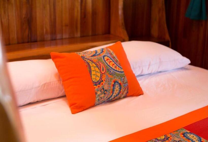 סוויטה, La Isla Inn