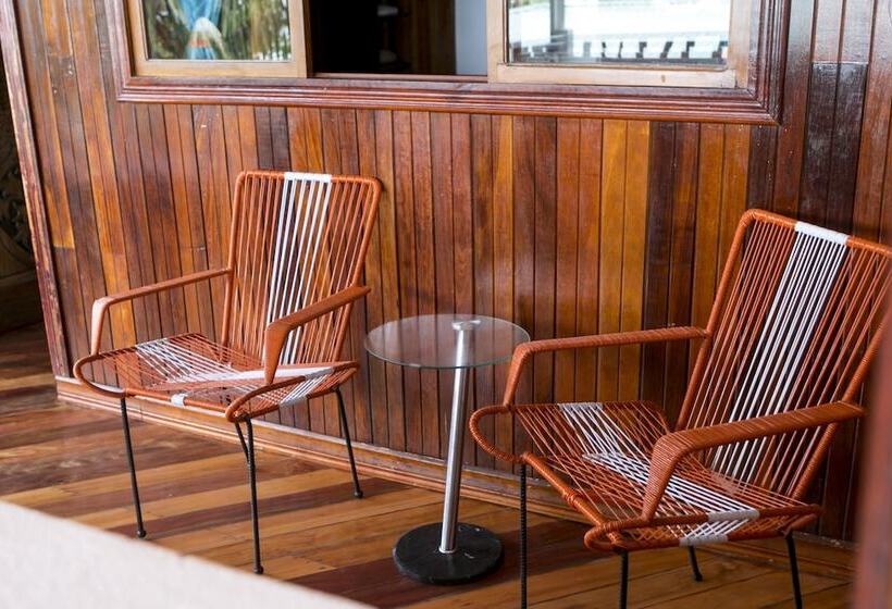 סוויטה, La Isla Inn