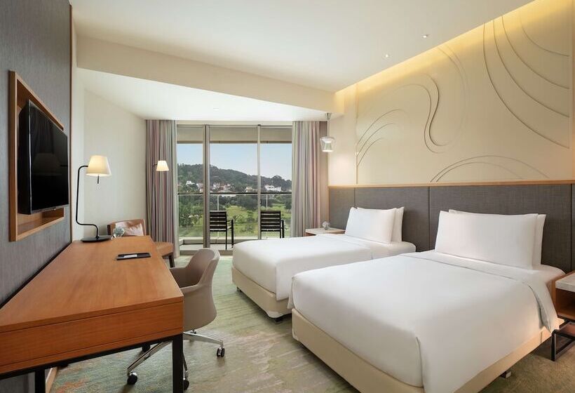 プールの見えるデラックスルーム, Radisson Golf & Convention Center Batam