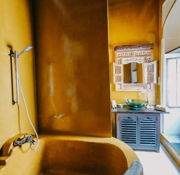 套房, Kholle House