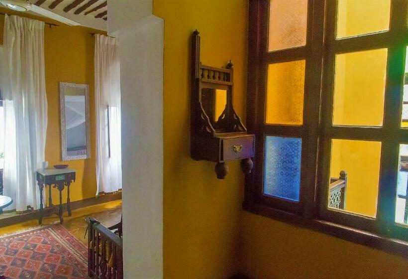 套房, Kholle House