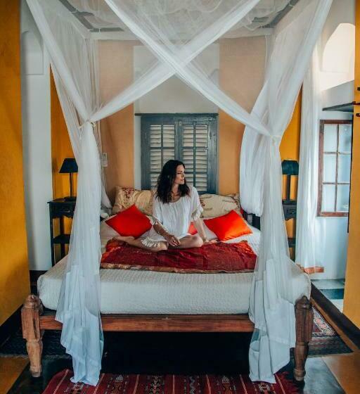 套房, Kholle House