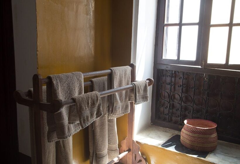 חדר דלוקס, Kholle House