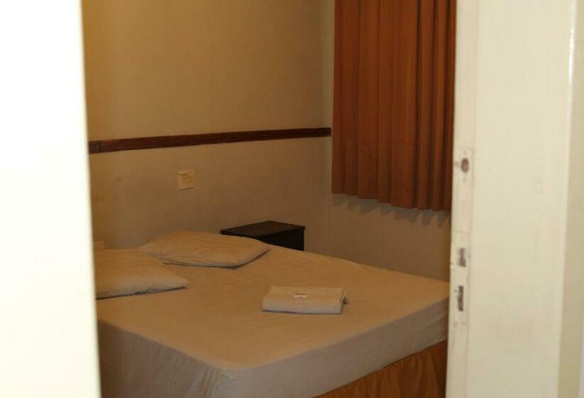 行政三人间, Aquarius