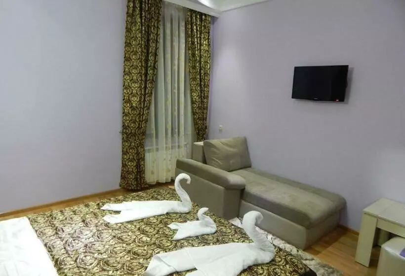 اتاق راحتی, Lux Palace