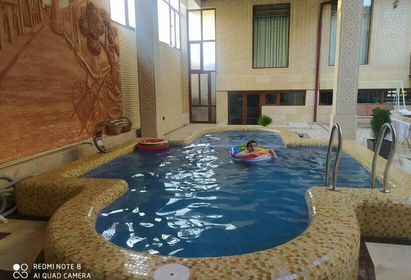 اتاق لوکس, Shams
