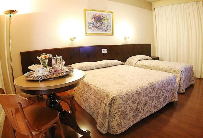 デラックストリプルルーム, Village