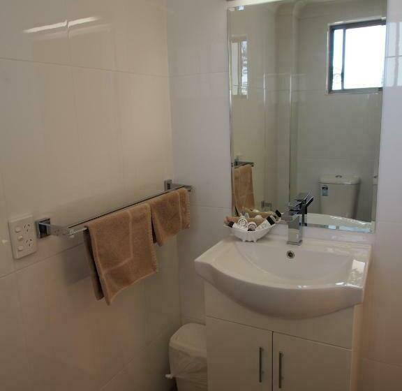 חדר משפחתי, Cobar Town And Country Motor Inn