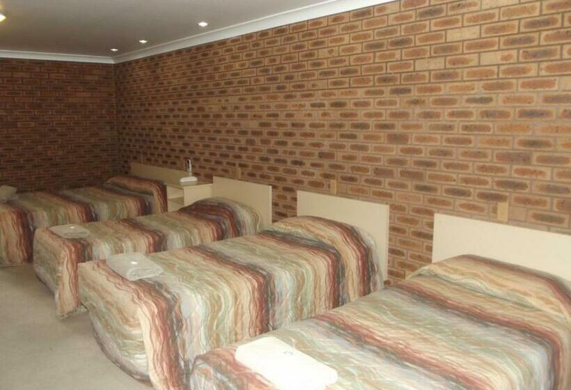 חדר משפחתי, Cobar Town And Country Motor Inn