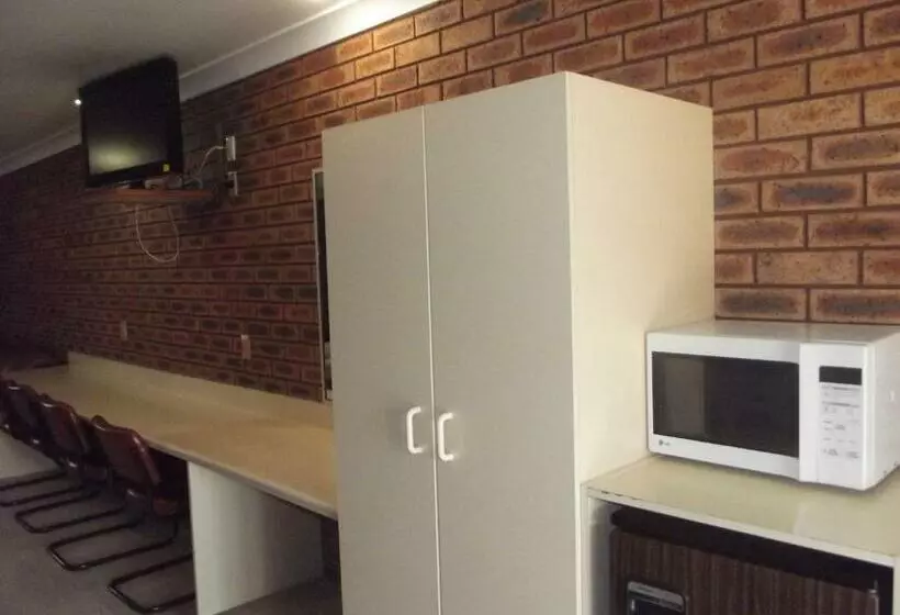 ファミリールーム, Cobar Town And Country Motor Inn