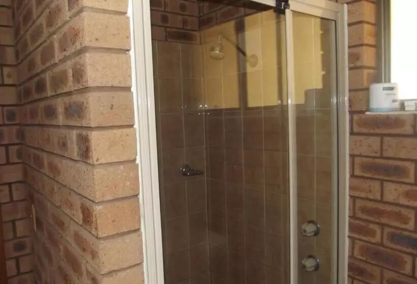 ファミリールーム, Cobar Town And Country Motor Inn