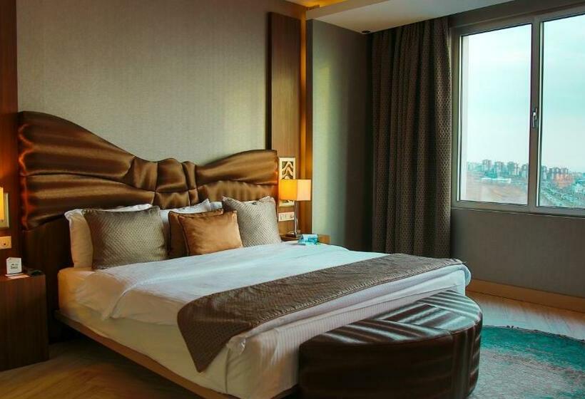 سوییت اجرایی, Titanic Hotel & Spa