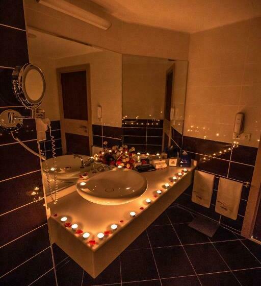 سوییت خانوادگی, Titanic Hotel & Spa