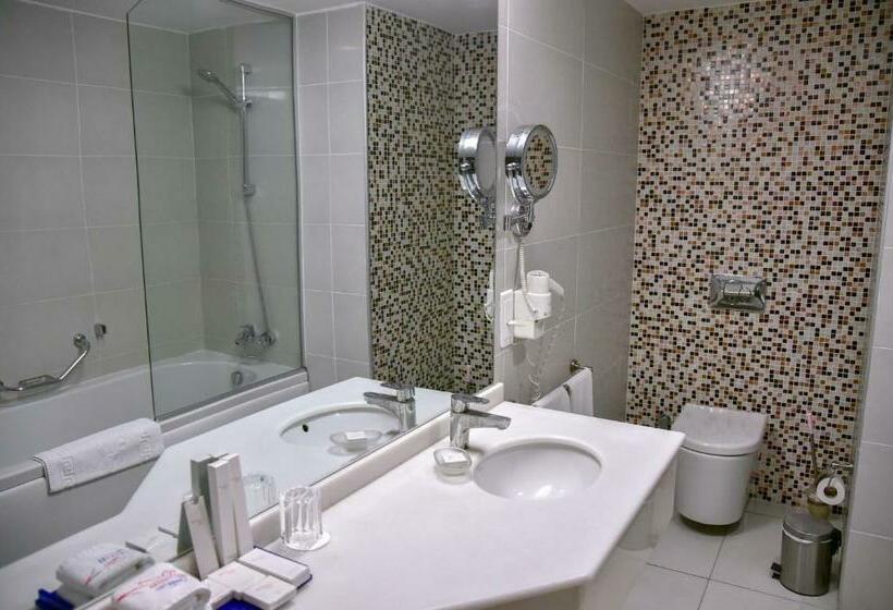 اتاق خانوادگی, Titanic Hotel & Spa