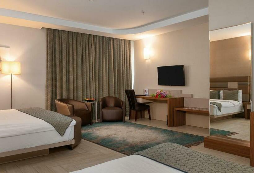 اتاق خانوادگی, Titanic Hotel & Spa