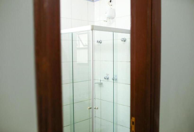 豪华三人间, Palace