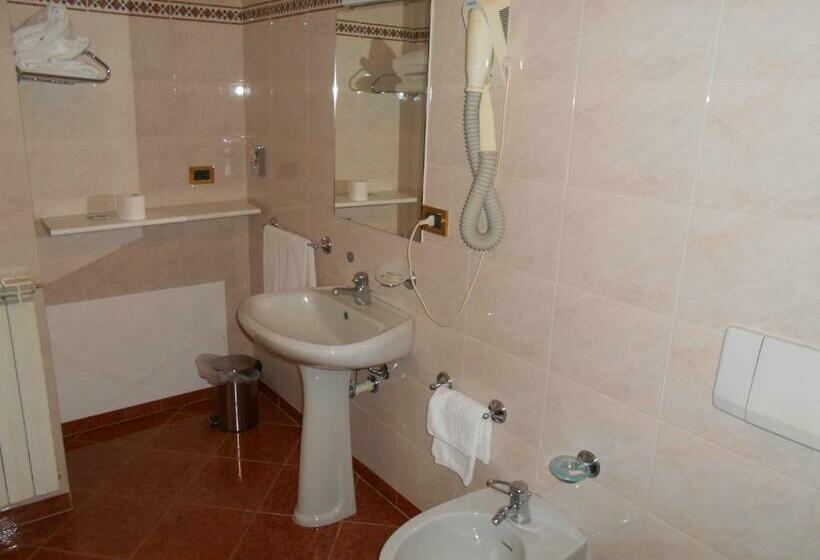 スタンダード4人部屋, Paris