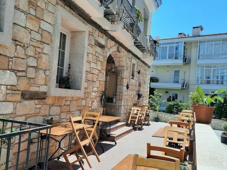 标准间, Adil Otel