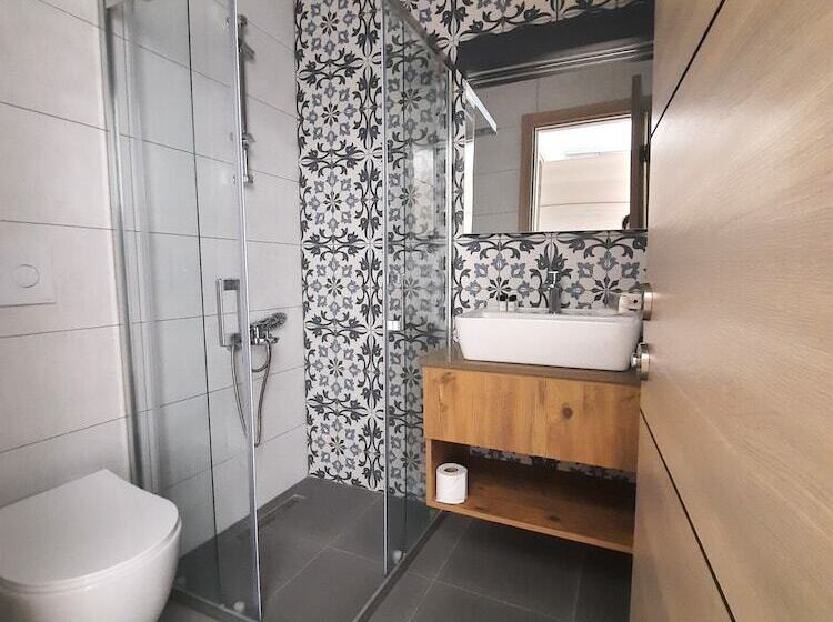 标准间, Adil Otel