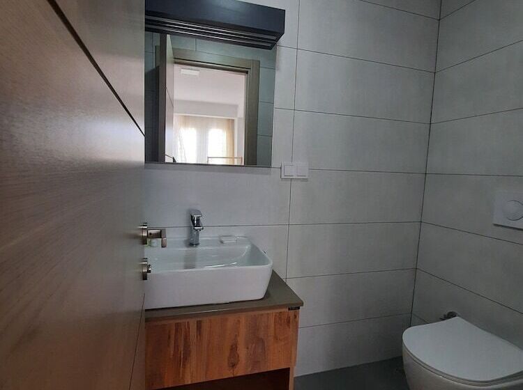 标准间, Adil Otel