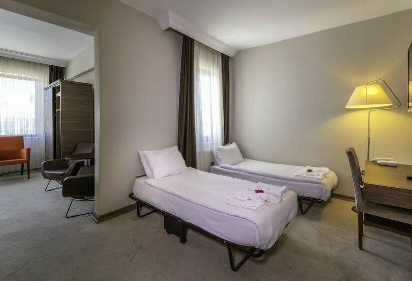 סוויטה, Janet Hotel 1