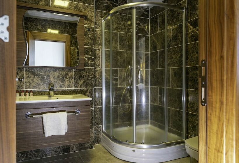 סוויטה, Janet Hotel 1