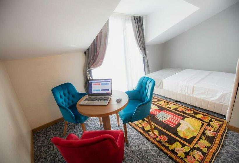 سوئیت رویال, Royal İnci