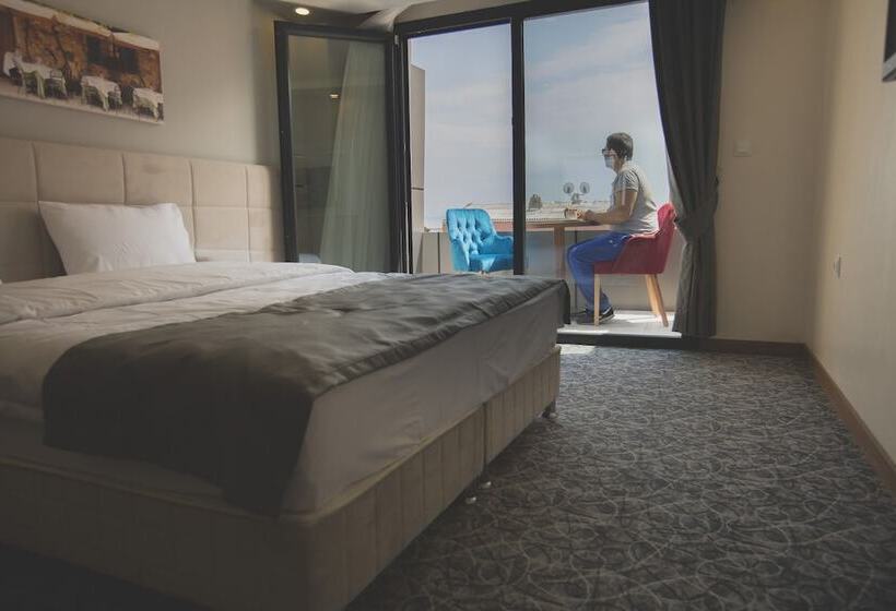 سوییت خانوادگی, Royal İnci