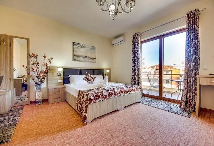 اتاق استاندارد چهارنفره با بالکن, Spa Hotel Montefila