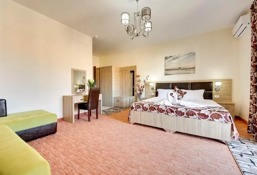 اتاق استاندارد چهارنفره با بالکن, Spa Hotel Montefila