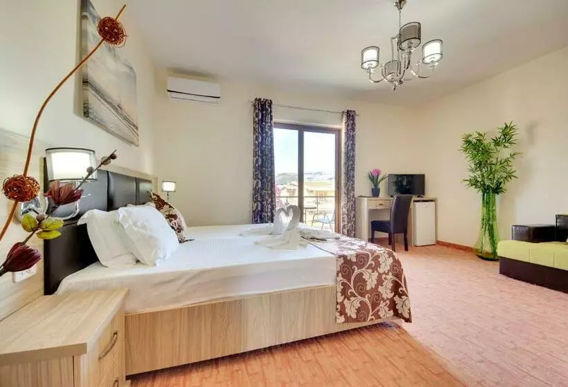 اتاق استاندارد چهارنفره با بالکن, Spa Hotel Montefila