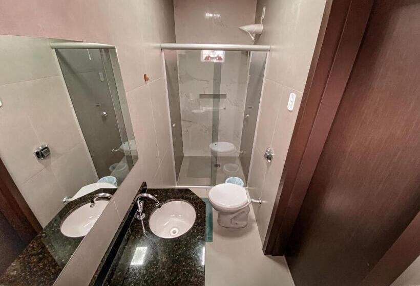 标准三人间, Estancia