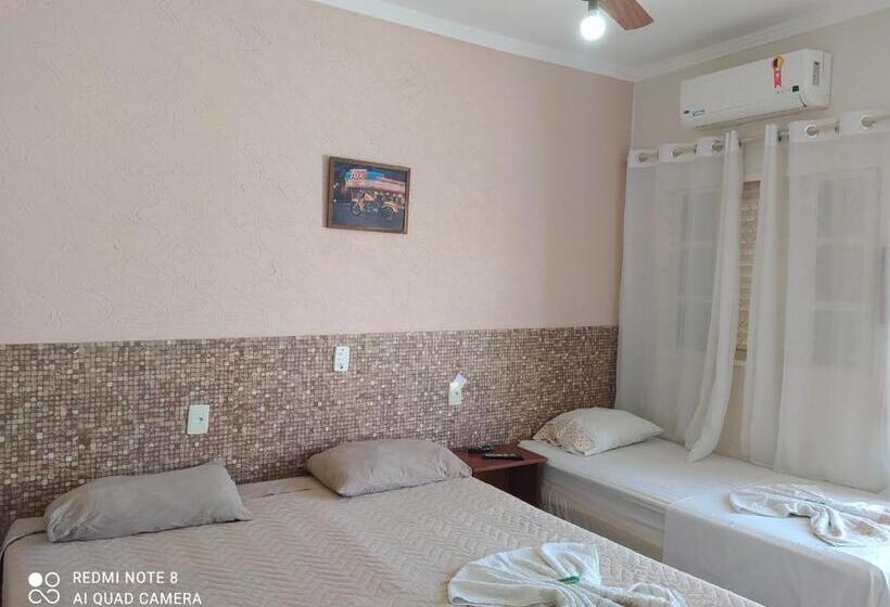 Pokój Standard Trzyosobowy, Raízes