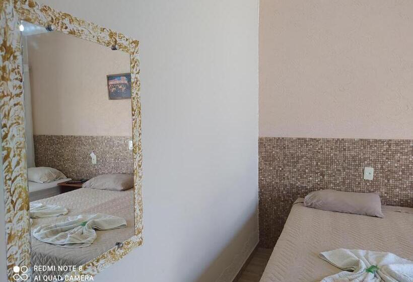 Pokój Standard Trzyosobowy, Raízes