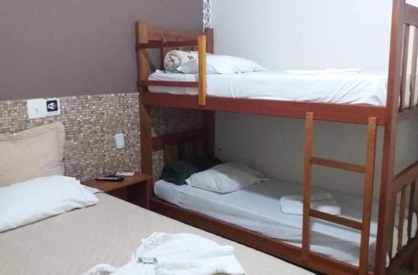 Pokój Czteroosobowy Standard, Raízes