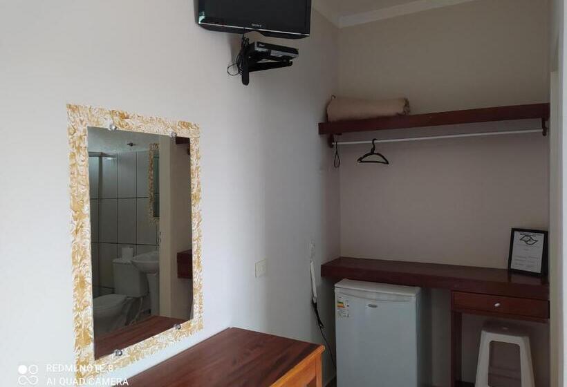 Pokój Czteroosobowy Standard, Raízes