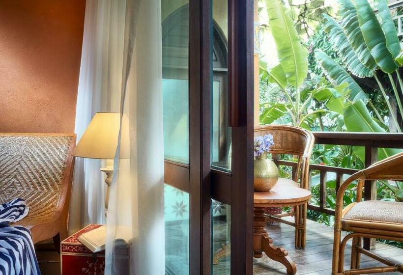 スイート, Zorah Beach