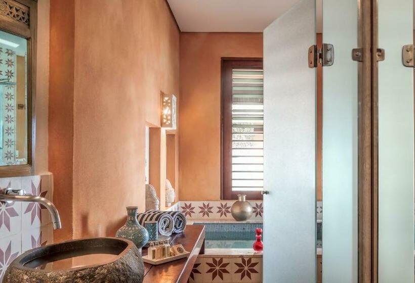 スイート, Zorah Beach