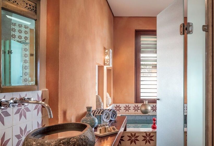 スイート, Zorah Beach