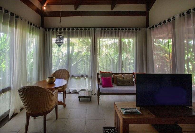 スタンダードバンガロー, Zorah Beach