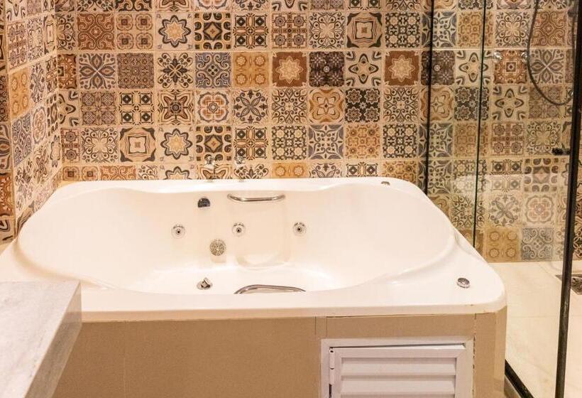 جناح مزود بجاكوزى, Castelo De Itaipava   Hotel, Eventos E Gastronomia