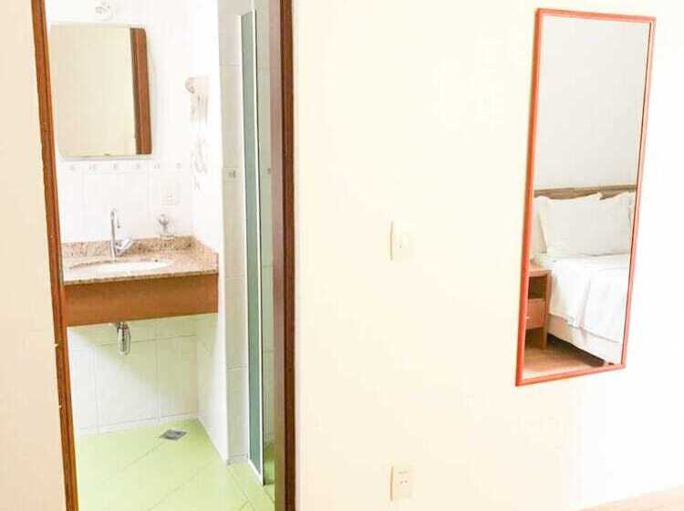 标准三人间, Millian