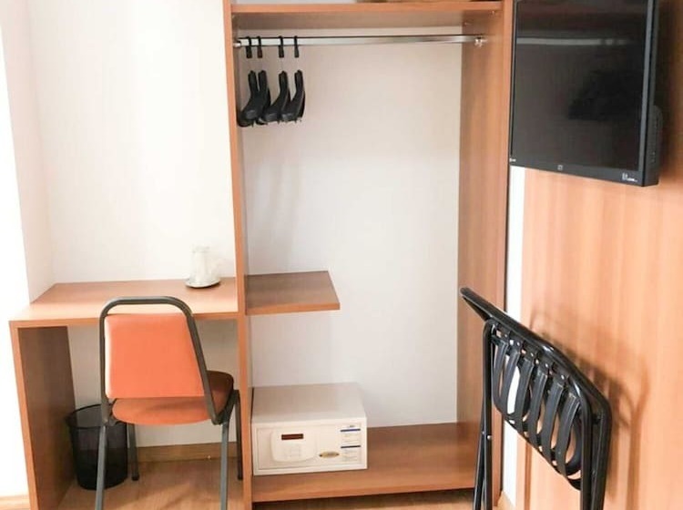 四人标准间, Millian