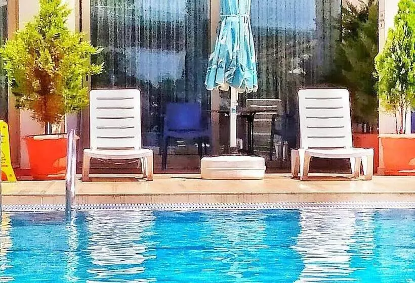 اتاق استاندارد سه تخته با چشم‌انداز استخر, Cetin Prestige Resort
