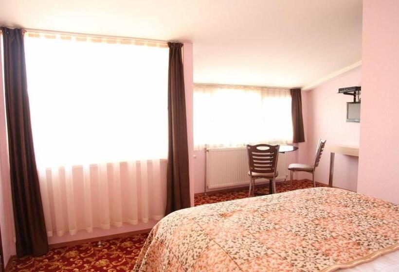 标准三人间, Hattuşirin