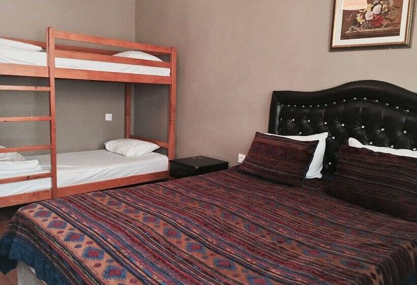 اتاق استاندارد سه تخته با سرویس بهداشتی مشترک, Nobel Hostel Guesthouse