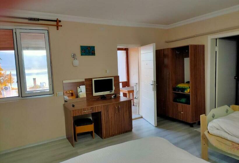 חדר סטנדרט לשלושה, Selenes Pansiyon